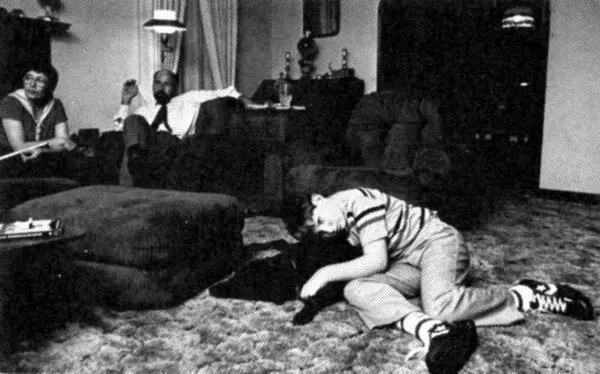 В конце лета когда мне было девять лет 1978 я стал хромать и у меня онемела - фото 3