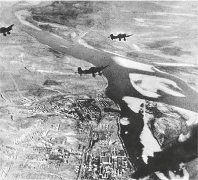 Немецкие самолеты Ю87 в небе над горящим Сталинградом Осень 1942 г - фото 84