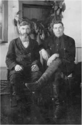 Мой отец со своим родным дядей Павлом Трофимовичем 1938 год Внезапно - фото 8