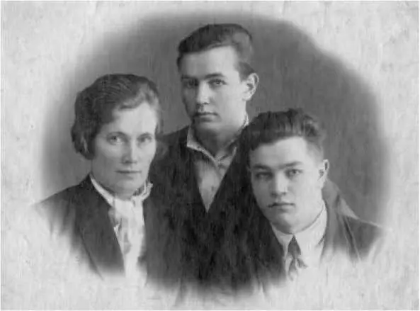 Анна Моисеевна Шарыпова со своими племянниками Василием и Дмитрием Томск 1939 - фото 10