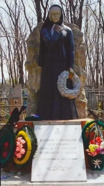 Памятник Скорбящая мать погибшим подводникам К56 Городское кладбище - фото 288