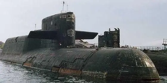 К171 на отстое в бухте Павловского 1999 год май Табличка с тактическим - фото 292