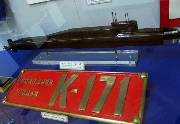 Табличка с тактическим номером ПЛАРБ К171 в экспозиции военноисторического - фото 293