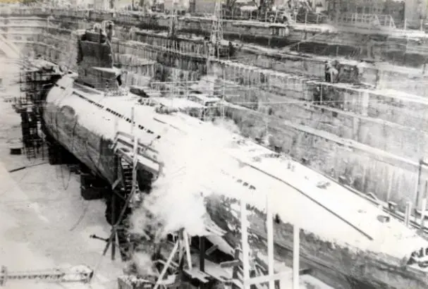 Подводная лодка С178 в сухом ДОКе Дальзавода 1981 год Братская могила - фото 322