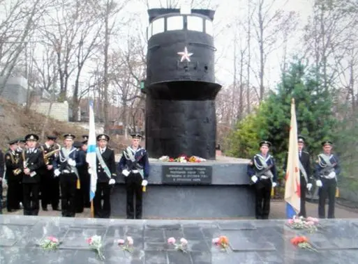 Братская могила погибших подводников С178 Установлено ограждение рубки - фото 326