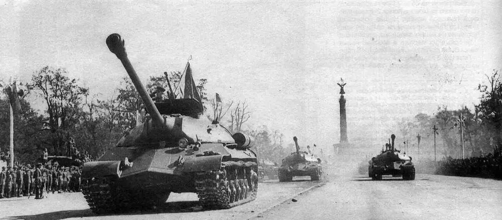 ИС3 на Шарлоттенбургском шоссе Берлин 7 сентября 1945 года Фото из - фото 20