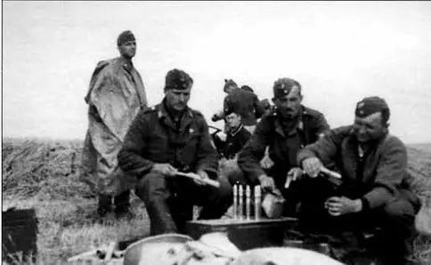 Зенитчики внимательно проверяют боеприпасы к 20мм зенитке Солдаты - фото 15