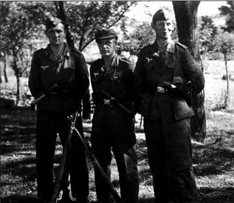 Трое пехотинцев Люфтваффе на полевых сборах лето 1944 г Союзники уже - фото 19
