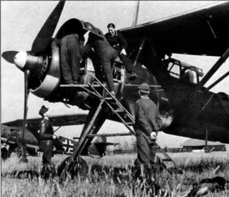 Механики ремонтируют двигатель Hs 126 В1 Восточный фронт осень 1941 года - фото 40