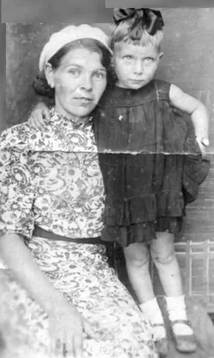 2 Лиля и мама Антонина Алексеевна Дерябина июнь 1941 г 3 Лиля и папа - фото 3