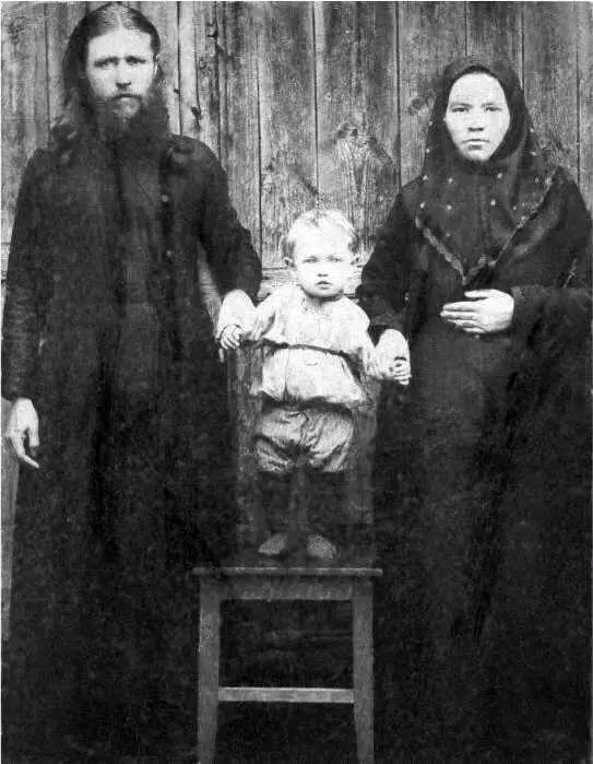 Священник Андрей Попов с супругой и сыном Фотография 1910х гг По улицам - фото 65