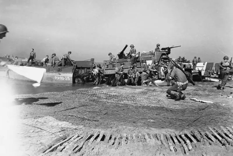 Высадка артиллерии союзников на побережье в районе Салерно Сентябрь 1943 г - фото 14