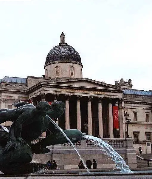 Скульптурная композиция на площади перед Галереей В Англии как знает каждый - фото 2