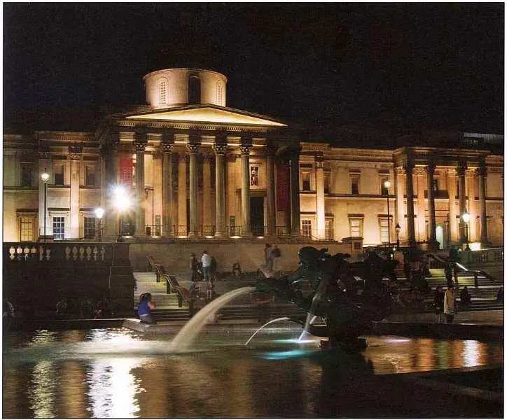 Ночной вид на Трафальгарскую площадь и Национальную галерею Конечно здание - фото 3