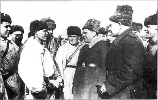 Генерал в бекеше подпоясанной перевернутым генеральским ремнем обр 1940 г и - фото 93