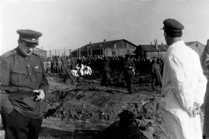 Министр внутренних дел СССР Круглов СН второй справа и его секретарь - фото 53