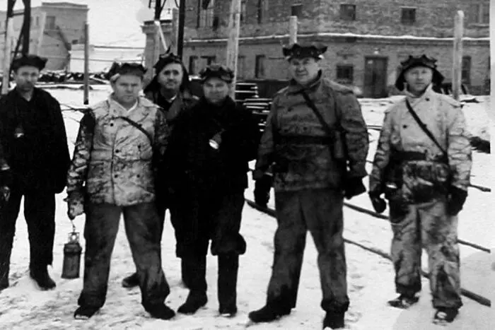 Министр внутренних дел СССР генералполковник Круглов СН на раскопках - фото 54