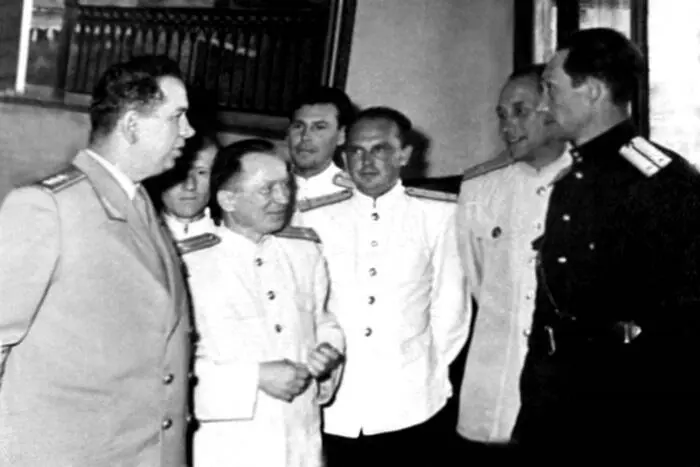 В перерыве совещания министр внутренних дел СССР Круглов СН беседует с - фото 56