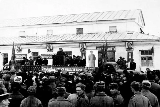 Кандидат в депутаты Верховного Совета СССР Круглов СН выступает на встрече с - фото 65