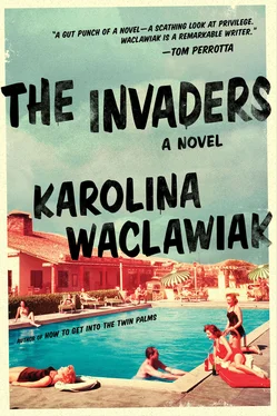 Karolina Waclawiak The Invaders обложка книги