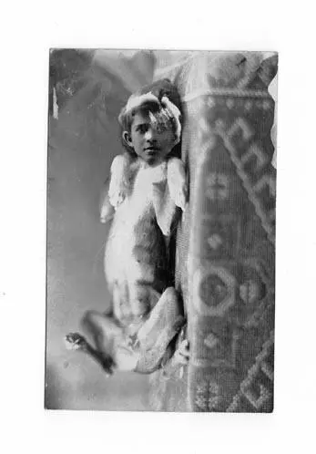 Тримаючи оті фото в руці я став навколішки на запилену підлогу дідової спальні - фото 9