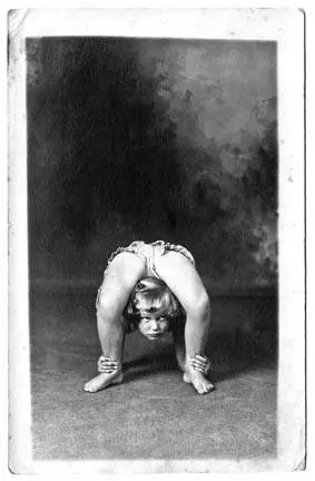 Тримаючи оті фото в руці я став навколішки на запилену підлогу дідової спальні - фото 10