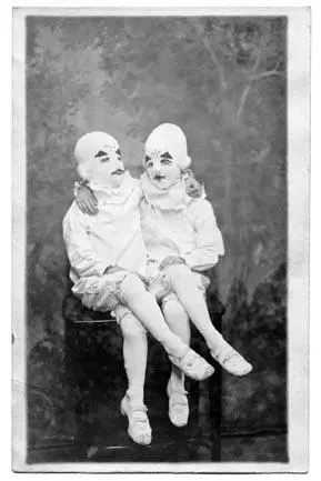 Тримаючи оті фото в руці я став навколішки на запилену підлогу дідової спальні - фото 11