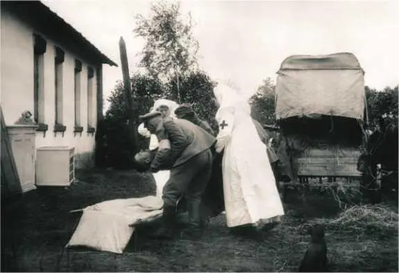 Санитары и сестры милосердия переносят раненого в медицинский пункт Фото 1915 - фото 10