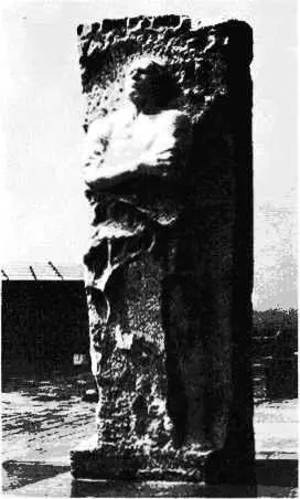 Памятник установленный у входа в бывший лагерь Маутхаузен в 1963 году - фото 5