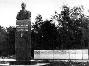 Памятник Д М Kapбышеву на его родине в Омске Скульптор В Федоров - фото 6