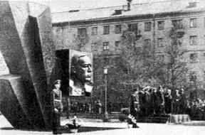 Памятный знак Д М Карбышеву на бульваре Карбышева в Москве открытый в 1980 - фото 7