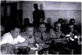 В зале группы управления Луной16 На обратной стороне фотографии надпись - фото 86