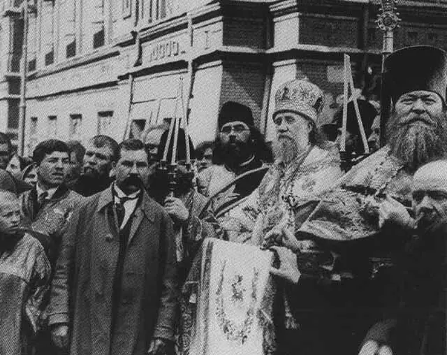 Патриарх Тихон на молебне По правую руку от него архидиакон Константин Розов - фото 44