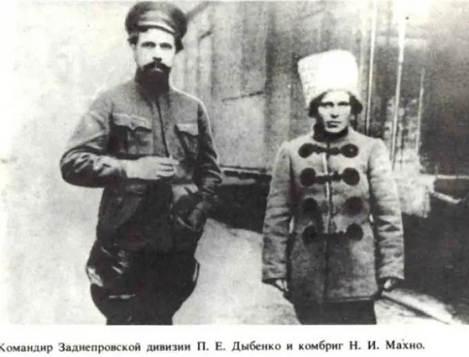 Вот он в шутовском стрелецком кафтане метр с кепкой ростом в неудобной - фото 75