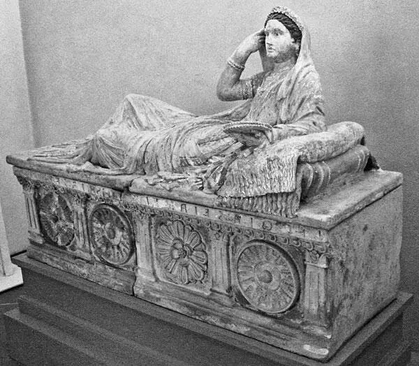 Рис 20 Еще один этрусский каменный саркофаг с изображением молодой этрусской - фото 20