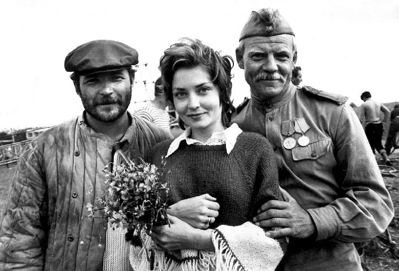 М Глузский со мной и Жанной на съемках фильма Пришел солдат с фронта 1971 - фото 30