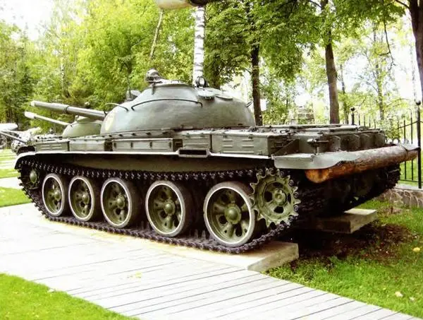 Средний танк Т62 вид сзади сбоку Средний танк Т62 вид сзади - фото 10