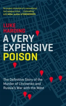 Luke Harding A Very Expensive Poison обложка книги