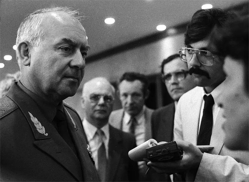 Игорь Родионов в 1988 командующий Закавказским военным округом В ночь на 9 - фото 58