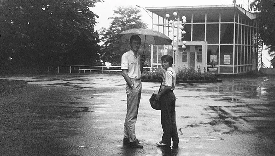 Июль 1988 года мой день рождения Мама фотографирует нашу с братом прогулку по - фото 63