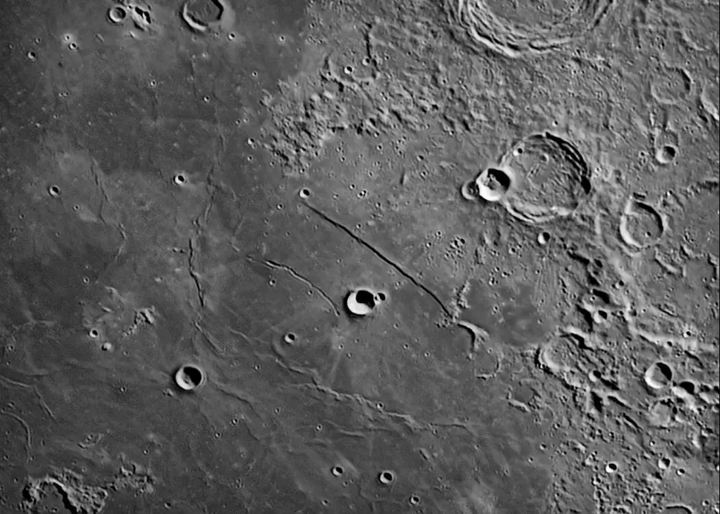 Рис Прямая Стена в Море Облаков Изза приливного действия Земли на обратной - фото 24