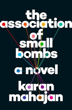 Karan Mahajan The Association of Small Bombs обложка книги