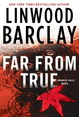 Linwood Barclay Far From True обложка книги