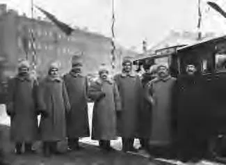 Группа придворных шоферов в зимней форме 1910 г Получил свою форму и персонал - фото 34