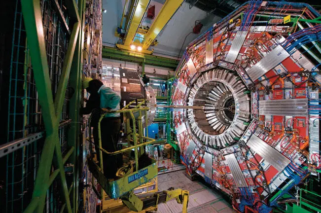 Детектор CMS в процессе сборки CERN Йочиро Намбу которому принадлежит - фото 64