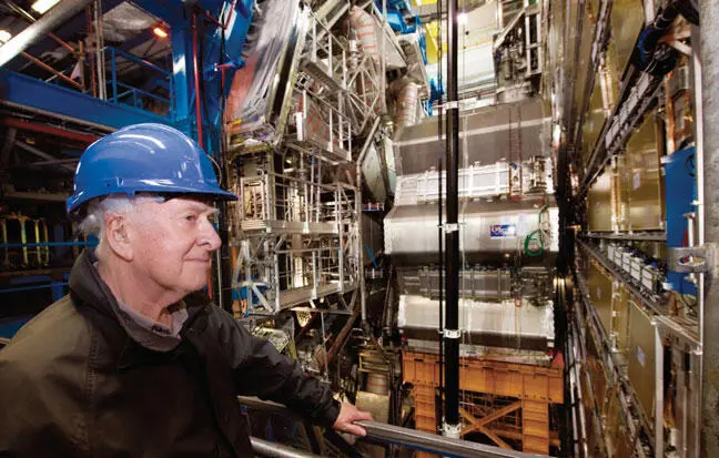Питер Хиггс во время посещения детектора ATLAS CERN Слева направо Шелдон - фото 68