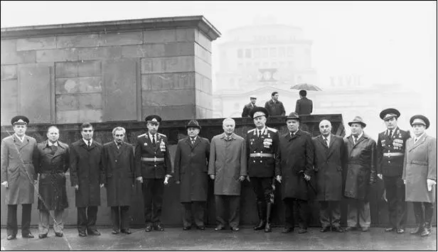 Генералмайор КГБ ЛИ Козлов на фото второй слева на правительственной - фото 4