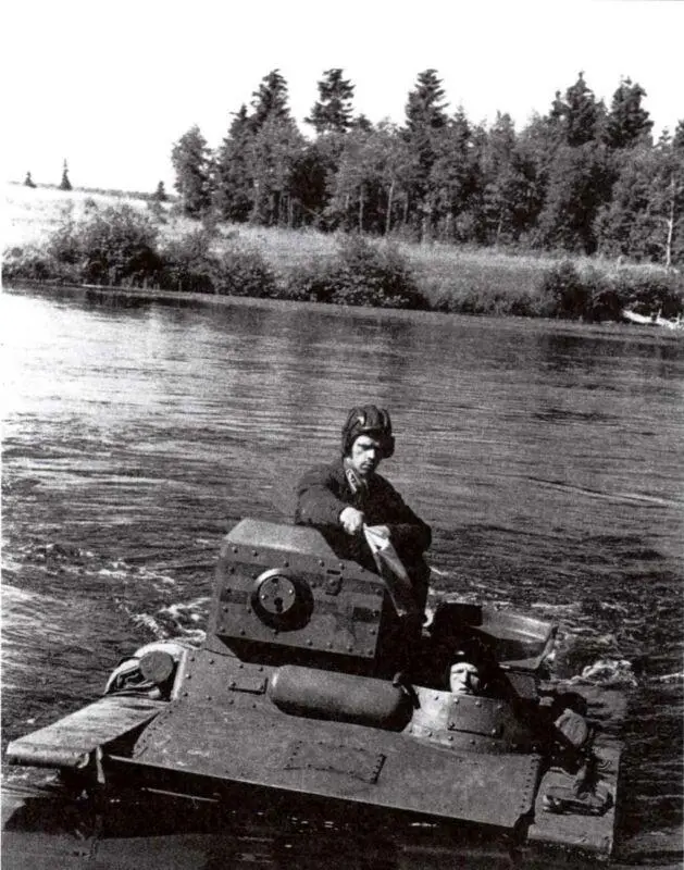 Танк Т37А выходит из воды Маневры войск Московского военного округа 1936 - фото 2