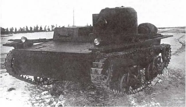 Танк Т38 выпуска 1937 года на полигоне Смотровая щель механикаводителя уже - фото 54