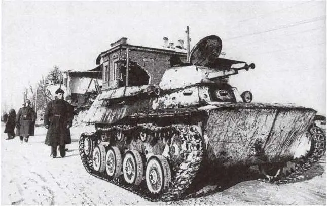 Легкий танк Т40 на улице освобожденного Юхнова Западный фронт март 1942 года - фото 85